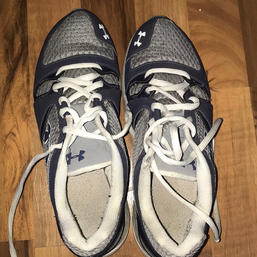 Tennis shoes